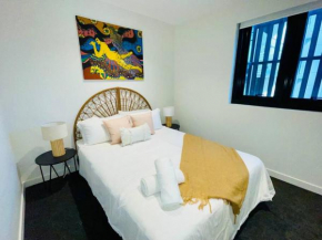 Comfy unit in front of Crown with Free Parking